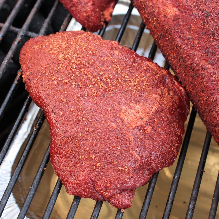 Carrilleras de res con rub aplicado, listas para ahumar