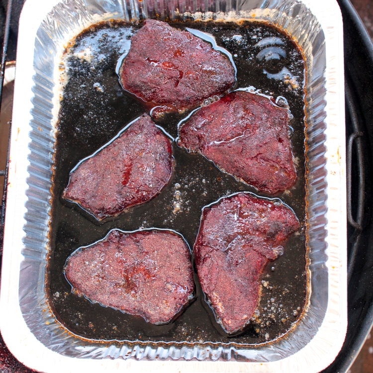 Carrilleras sumergidas en líquido en una bandeja de aluminio