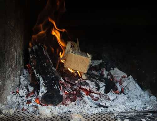 fuego de leña en un jambo